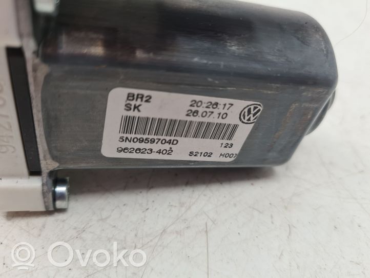 Volkswagen Tiguan Aizmugurē loga pacēlāja motoriņš 5N0959704D