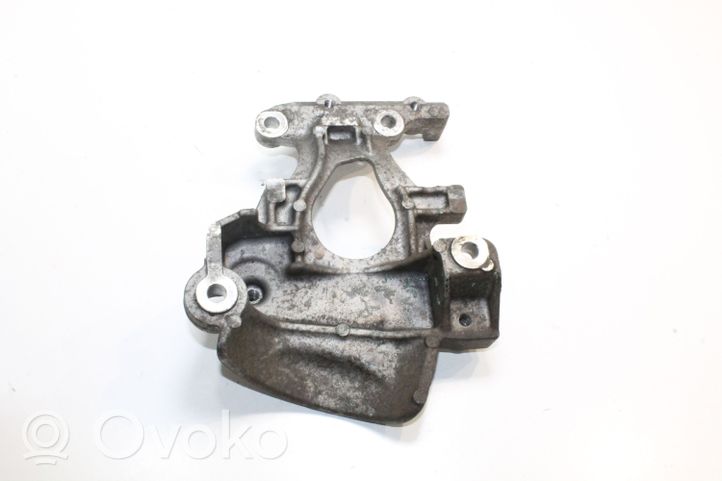 Honda CR-V Generator/alternator bracket 