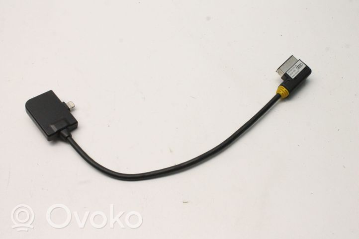 Audi Q7 4L AUX-pistokeliitin 4F0051510