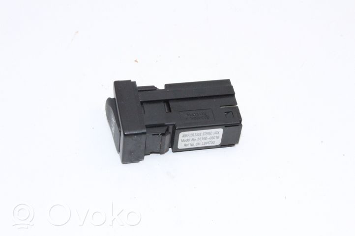 Toyota Avensis T270 Connettore plug in AUX 8619005010