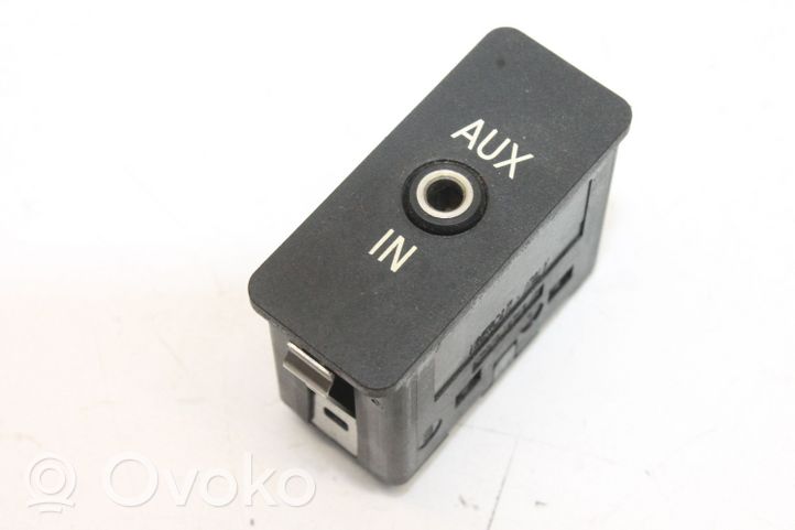 BMW 1 E82 E88 Enchufe conector entrada auxiliar 6930561