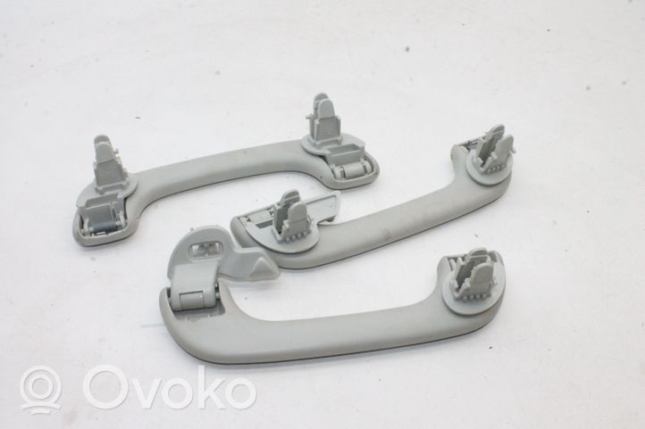 Nissan Qashqai+2 Un set di maniglie per il soffitto 