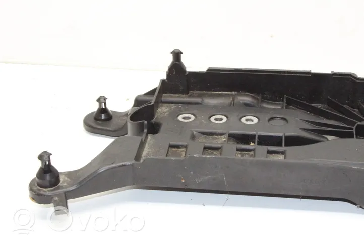 Volkswagen Polo VI AW Support boîte de batterie 2Q0915331