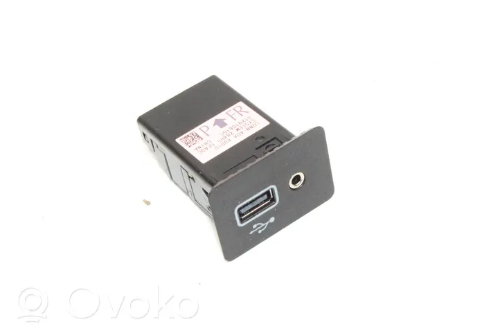 Nissan Juke II F16 USB-pistokeliitin 284H35FA0C