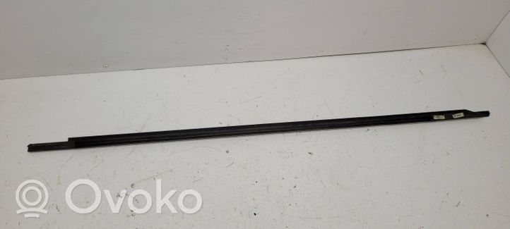 Volkswagen PASSAT B6 Moulures des vitres de la porte avant 3C4837476B