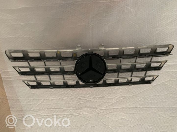 Mercedes-Benz ML W164 Maskownica / Grill / Atrapa górna chłodnicy MERCEDES