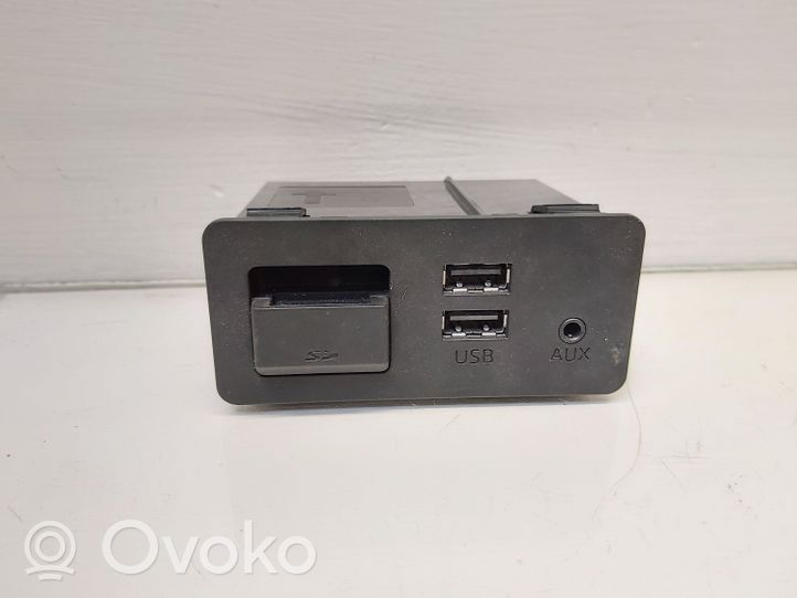 Mazda 2 Gniazdo / Złącze USB D09H669U0