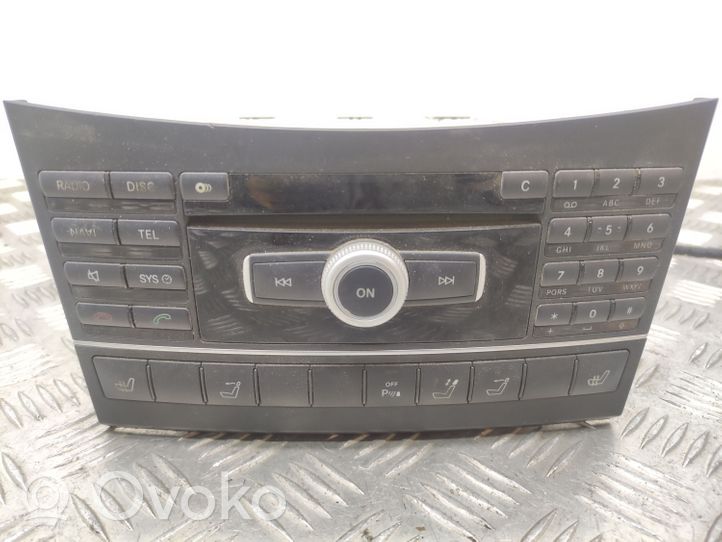 Mercedes-Benz E C207 W207 Unité principale radio / CD / DVD / GPS A2129003808