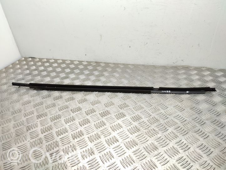 Toyota RAV 4 (XA50) Verkleidung Türfenster Türscheibe hinten 08260231