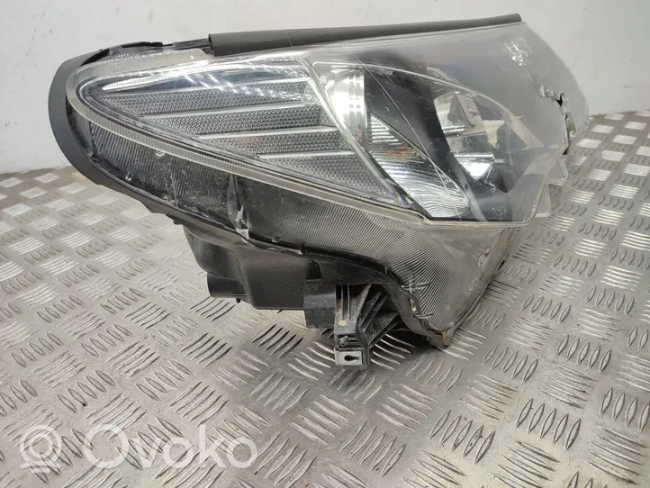 Toyota RAV 4 (XA40) Lampa przednia 