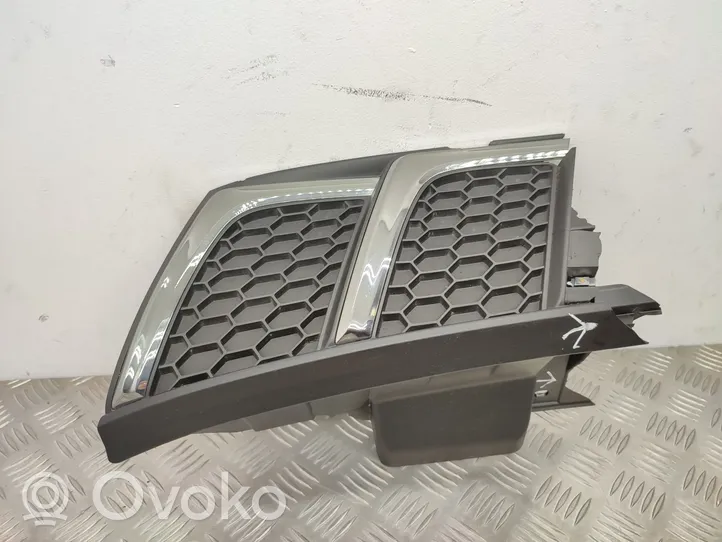 Suzuki Vitara (LY) Rejilla superior del radiador del parachoques delantero 7211160R0