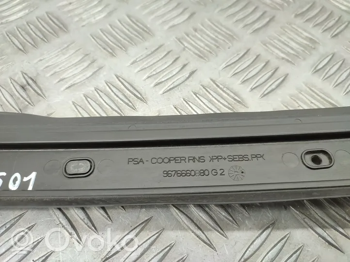 Citroen C4 II Picasso Rivestimento dell’estremità del parafango 9676660880