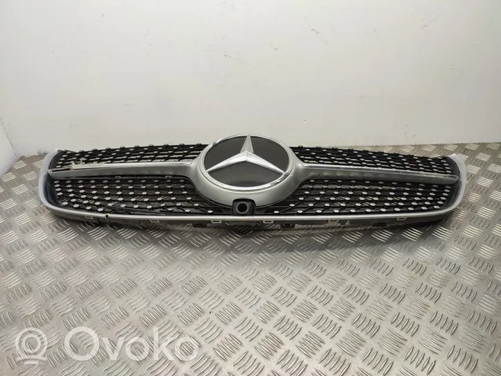 Mercedes-Benz V Class W447 Grille calandre supérieure de pare-chocs avant A0008881600
