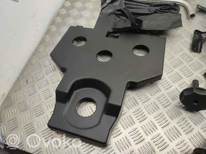 Audi A4 S4 B9 Supporto di montaggio ruota di scorta 8W0802715C