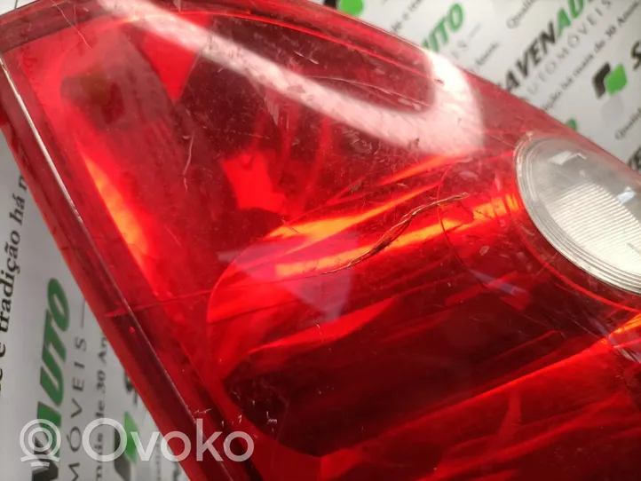 Mazda 5 Задний фонарь в крышке 