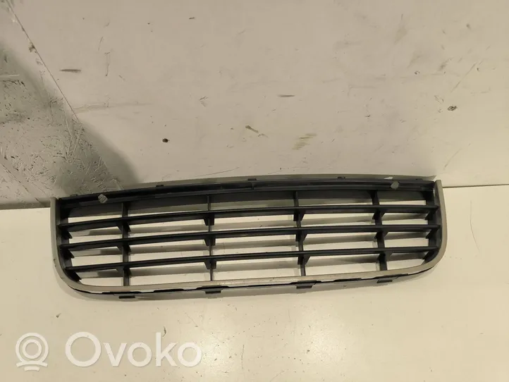 Volkswagen Golf V Etupuskurin alempi jäähdytinsäleikkö 1K0853877C