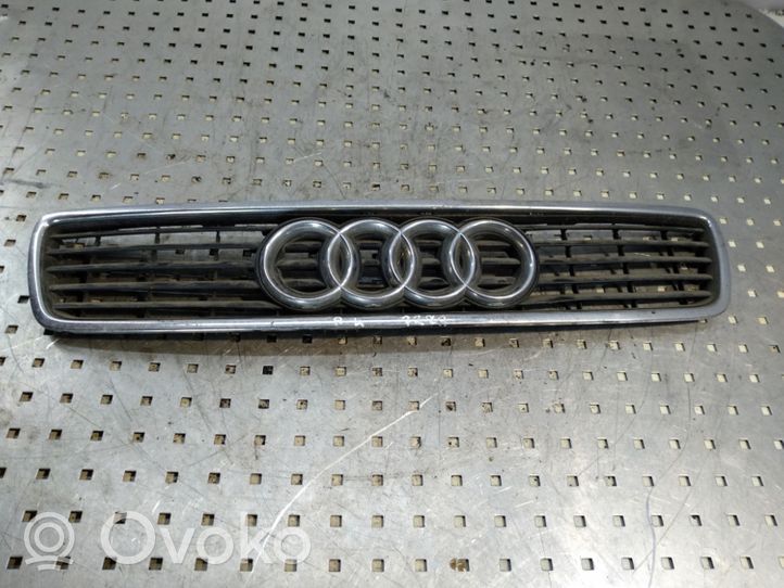 Audi A4 S4 B5 8D Grotelės viršutinės 8D0853651J