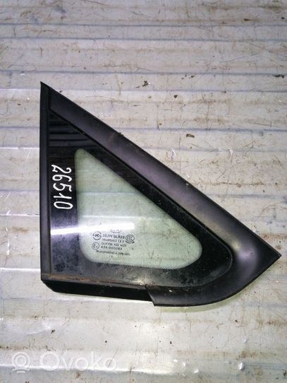KIA Carens II Finestrino/vetro triangolo anteriore E443R000083