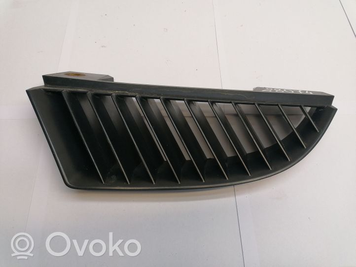 Mitsubishi Colt CZ3 Grille calandre supérieure de pare-chocs avant MN127773