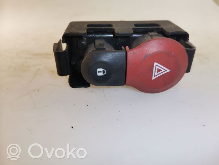 Renault Clio IV Przycisk świateł awaryjnych 8200214896