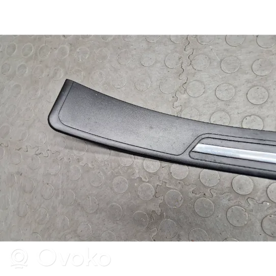 BMW 7 E38 Moldura protectora del borde trasero 8220228