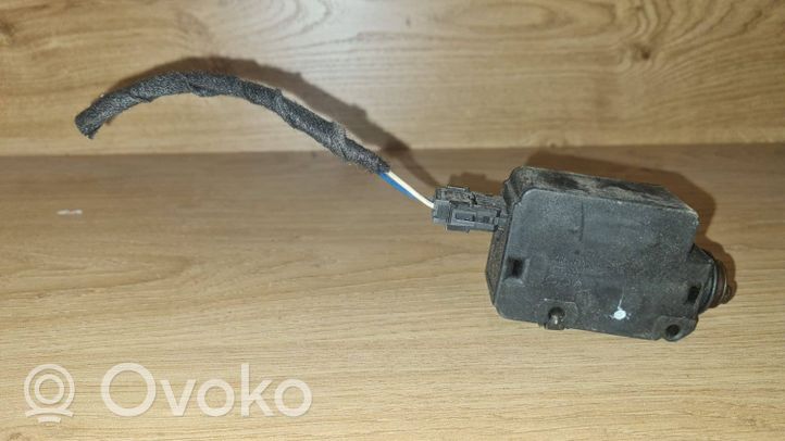 BMW 3 E46 Serratura del tappo del serbatoio del carburante 67118372240