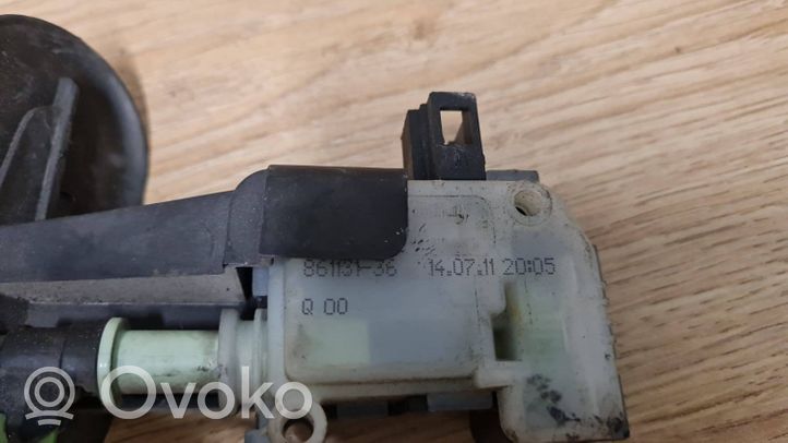 Volvo V70 Moteur de verrouillage trappe à essence 86113136