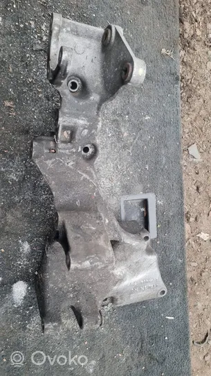 Volvo 850 Soporte del alternador 074145167B