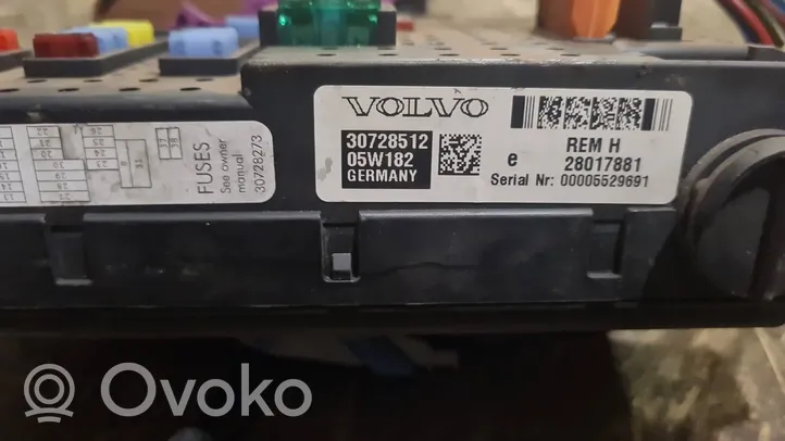 Volvo XC90 Ramka / Moduł bezpieczników 30728512