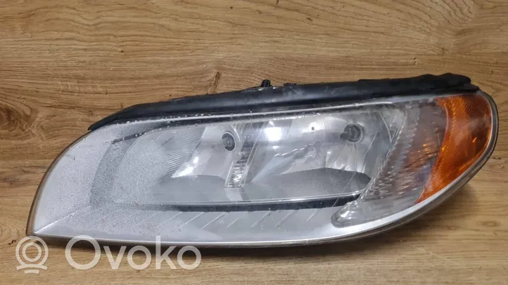 Volvo V70 Lampa przednia 31214353