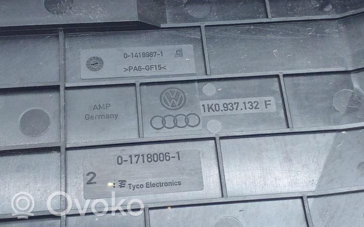 Volkswagen PASSAT B7 Couvercle de boîte à fusibles 1K0937132F