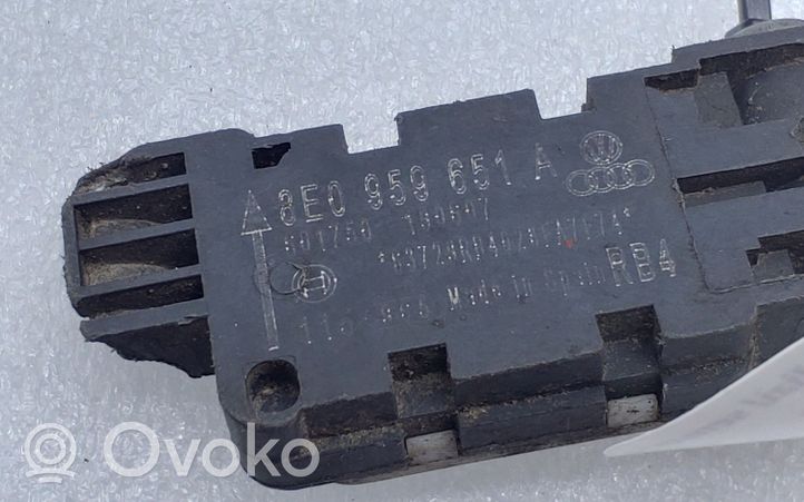 Audi A4 S4 B7 8E 8H Sensore d’urto/d'impatto apertura airbag 8E0959651A