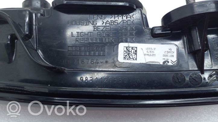 Citroen C4 III e-C4 Luci posteriori del portellone del bagagliaio 9831120580