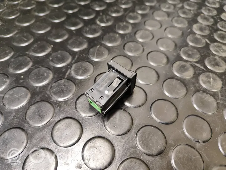 Nissan Leaf I (ZE0) Gniazdo / Złącze USB 