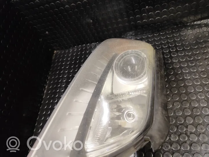 Volvo V70 Lampa przednia 31214348