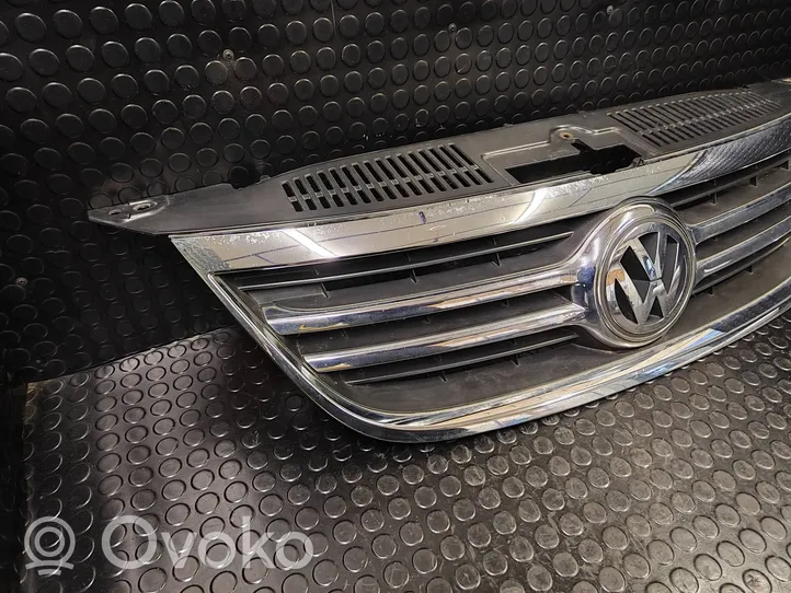 Volkswagen Tiguan Grotelės priekinės 5N0853653A