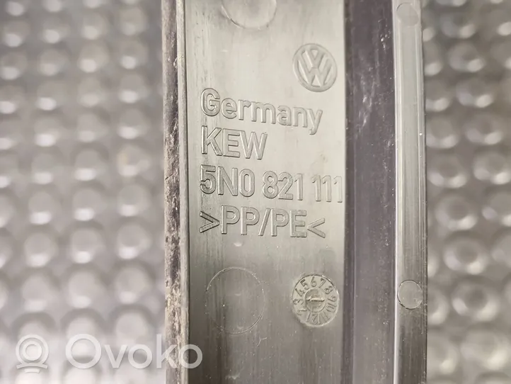 Volkswagen Tiguan Panel wykończeniowy błotnika 5N0821111