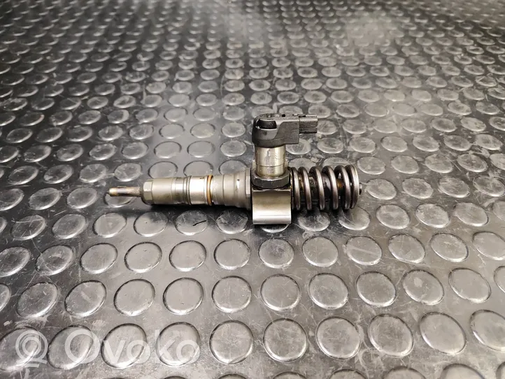 Volkswagen PASSAT B6 Injecteur de carburant 03G130073t