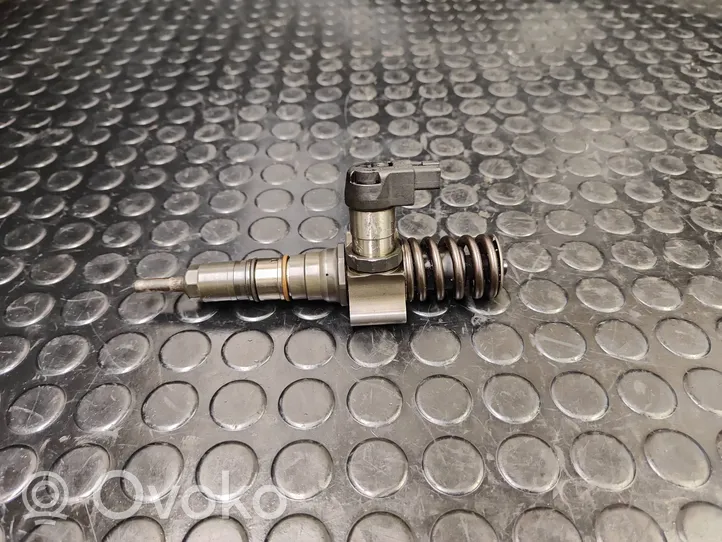 Volkswagen PASSAT B6 Injecteur de carburant 03G130073t