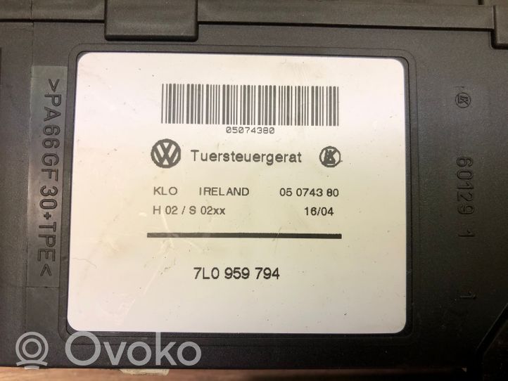 Volkswagen Touareg I Asa reguladora de la puerta trasera 7L0959794