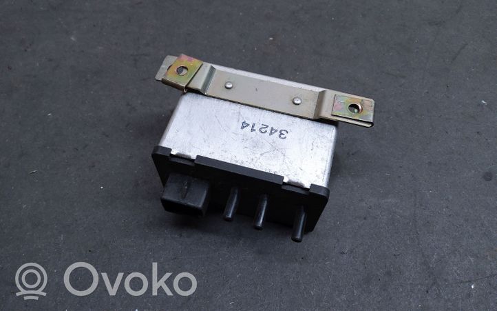 Audi 80 90 B3 Centrinio užrakto rėlė 893919173