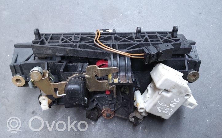 Audi A6 S6 C5 4B Atidarymo rankenėlė (su kamera) galinio dangčio 4B0827565H