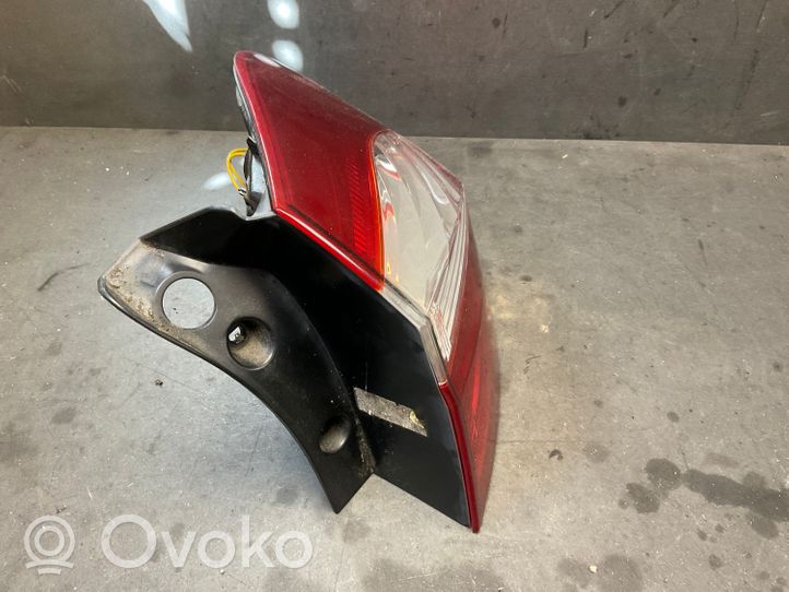 KIA Rio Aizmugurējais lukturis virsbūvē 924021W2