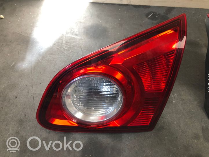 Nissan Qashqai Aizmugurējais lukturis pārsegā 89071063