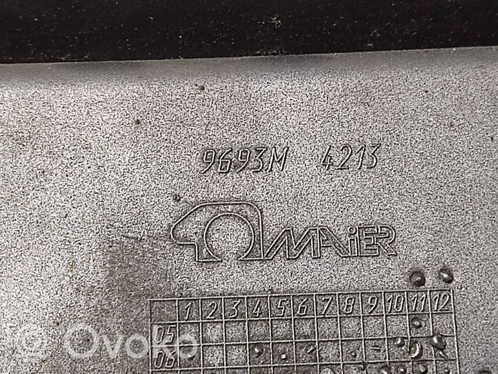 Nissan Qashqai Maskownica / Grill / Atrapa górna chłodnicy 62310JD000