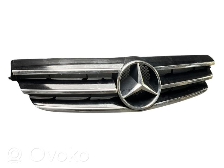 Mercedes-Benz CLK A209 C209 Griglia superiore del radiatore paraurti anteriore A2098800223