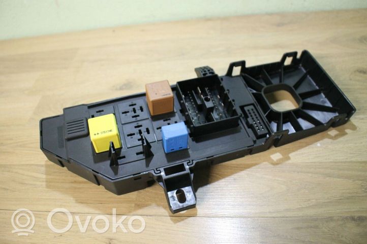 Opel Vectra C Ramka / Moduł bezpieczników 13223678