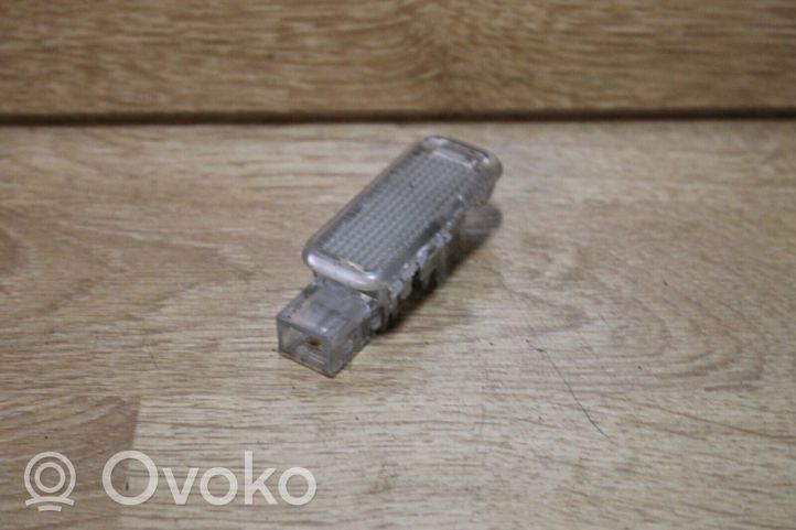 Audi A4 S4 B5 8D Altre luci abitacolo 4B0947415