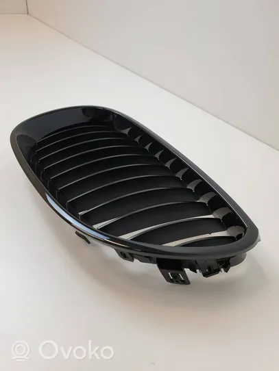 BMW 5 E60 E61 Maskownica / Grill / Atrapa górna chłodnicy 2155447