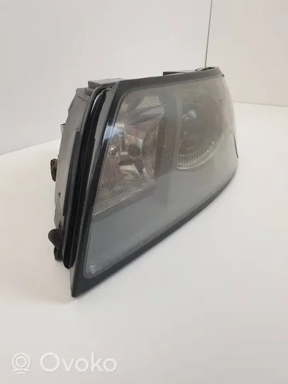 Volvo V50 Lampa przednia 30698885